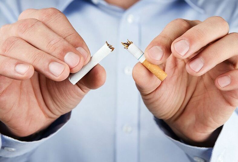 Un homme casse une cigarette